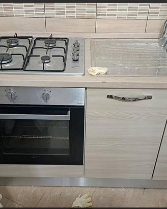 Cucina completa con forno, piano cottura , lavello