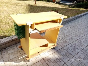 scrivania e porta computer 