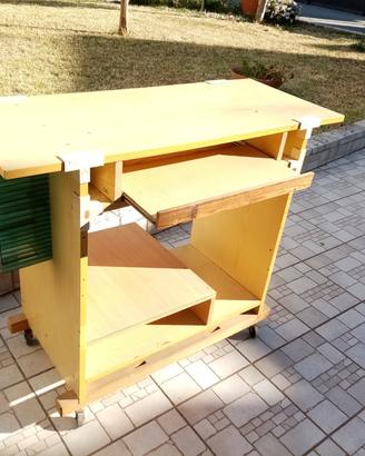 scrivania e porta computer 