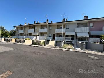 Ampia villaschiera con giardino privato, tavern...