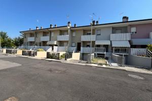 Ampia villaschiera con giardino privato, tavern...