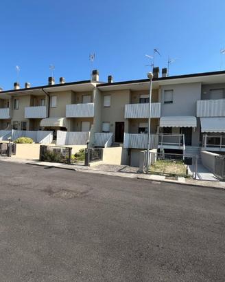 Ampia villaschiera con giardino privato, tavern...
