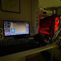 Postazione con pc da gaming per trasloco