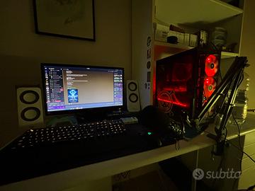 Postazione con pc da gaming per trasloco