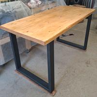 tavolo in legno massello.