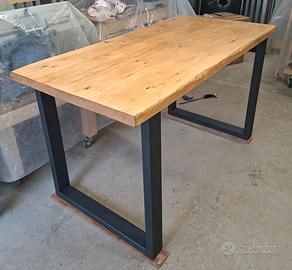 tavolo in legno massello.