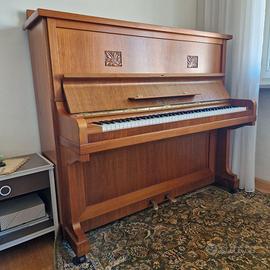 Pianoforte verticale con mobile in legno