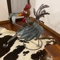 Scultura moderna a forma di gallo astratto