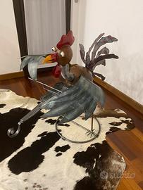 Scultura moderna a forma di gallo astratto