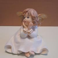 Grazioso angelo seduto, finemente decorato