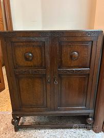 Credenza antica in legno scuro
