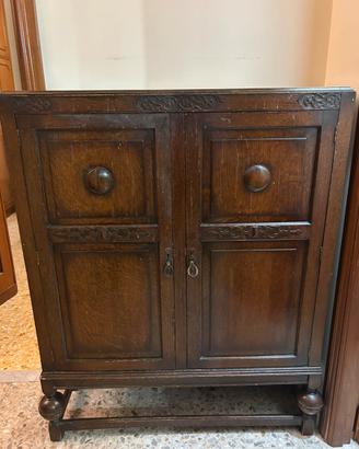 Credenza antica in legno scuro