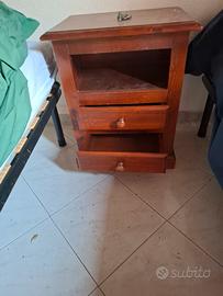coppia di comodini in legno