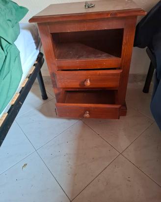 coppia di comodini in legno