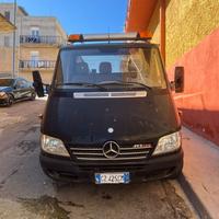 Carroatrezzi Mercedes con patente B