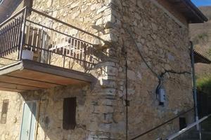 Casa singola comprensiva di rustico e terreno