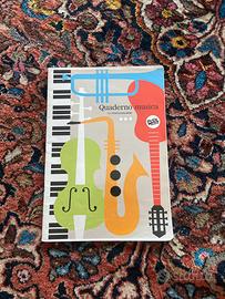 Quaderno di musica con pentagrammi da scrivere