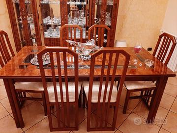 Sala da pranzo in radica di noce con sedie