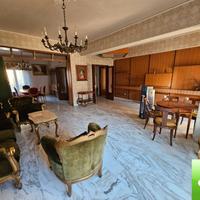 Ampio Appartamento Via Verdirame 226 Mq