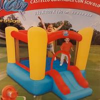 Castello gonfiabile con scivolo