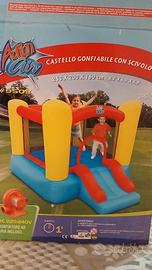 Castello gonfiabile con scivolo