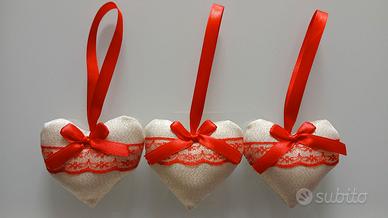 Decorazioni natalizie 3 cuori oro con pizzo rosso 