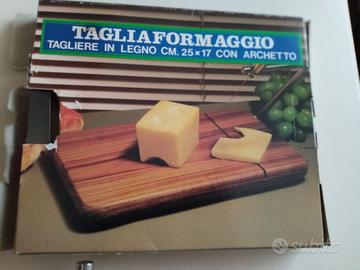 tagliere di legno con archetto / tagliaformaggio