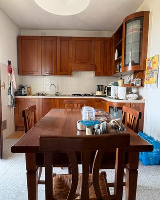 Cucina completa in legno + tavolo e 4 sedie
