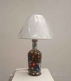 Lampada da tavolo con base di bottiglia decorata
