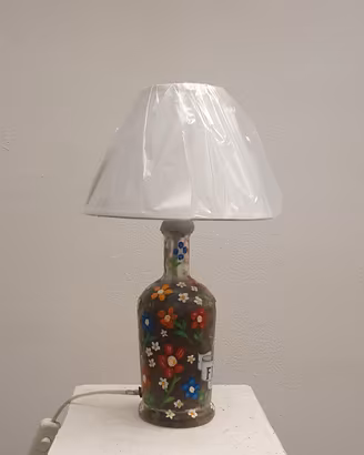 Lampada da tavolo con base di bottiglia decorata