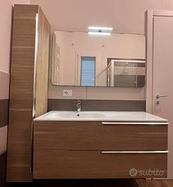 Mobile bagno sospeso in legno chiaro