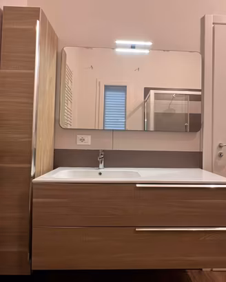 Mobile bagno sospeso in legno chiaro