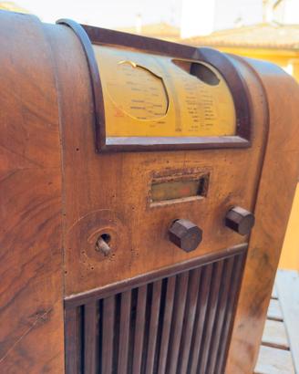 Radio a valvole SAFAR d’epoca da restaurare
