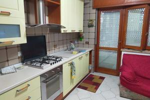 A Ragazza / studentessa lavoratrice