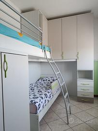 Cameretta a ponte con letto a castello sfalsato