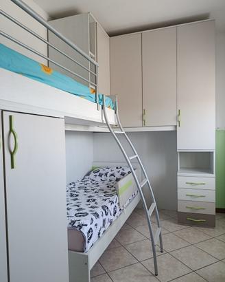 Cameretta a ponte con letto a castello sfalsato