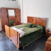 camera da letto con armadio , comodini e  comò 