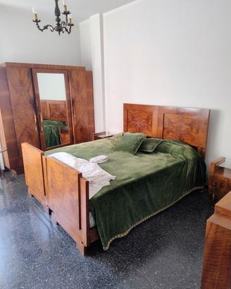 camera da letto con armadio , comodini e  comò 