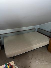 Letto Materasso e Rete in metallo e Comodino