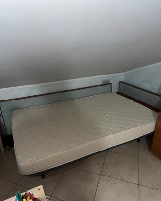 Letto Materasso e Rete in metallo e Comodino