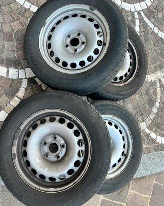 Gomme neve 215/60/R16 con cerchi