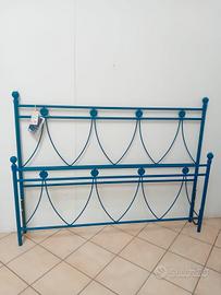 Letto matrimoniale in ferro blu.Cosatto