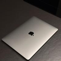 MacBook Pro 13’’ 256 gb + Apple Magic Mouse