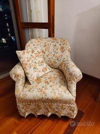 Poltrona vintage floreale con cuscino coordinato