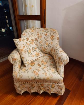 Poltrona vintage floreale con cuscino coordinato