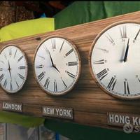 Quattro orologi fusi orario su telaio di legno