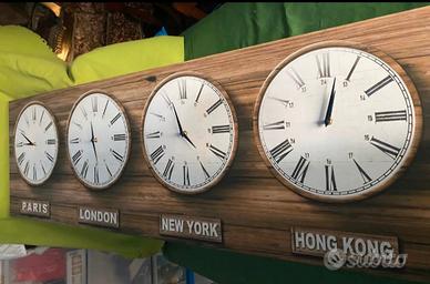 Quattro orologi fusi orario su telaio di legno