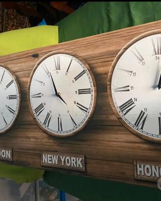 Quattro orologi fusi orario su telaio di legno