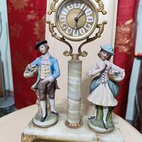 Orologio da camino Antico con statue in ceramica 