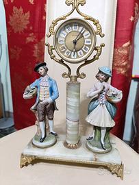 Orologio da camino Antico con statue in ceramica 